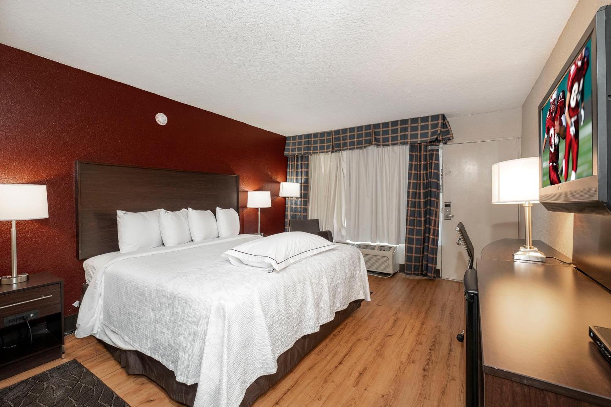 Premium King Room Smoke Free (Upgraded Bedding and Snack Box),1211533240:JPEG