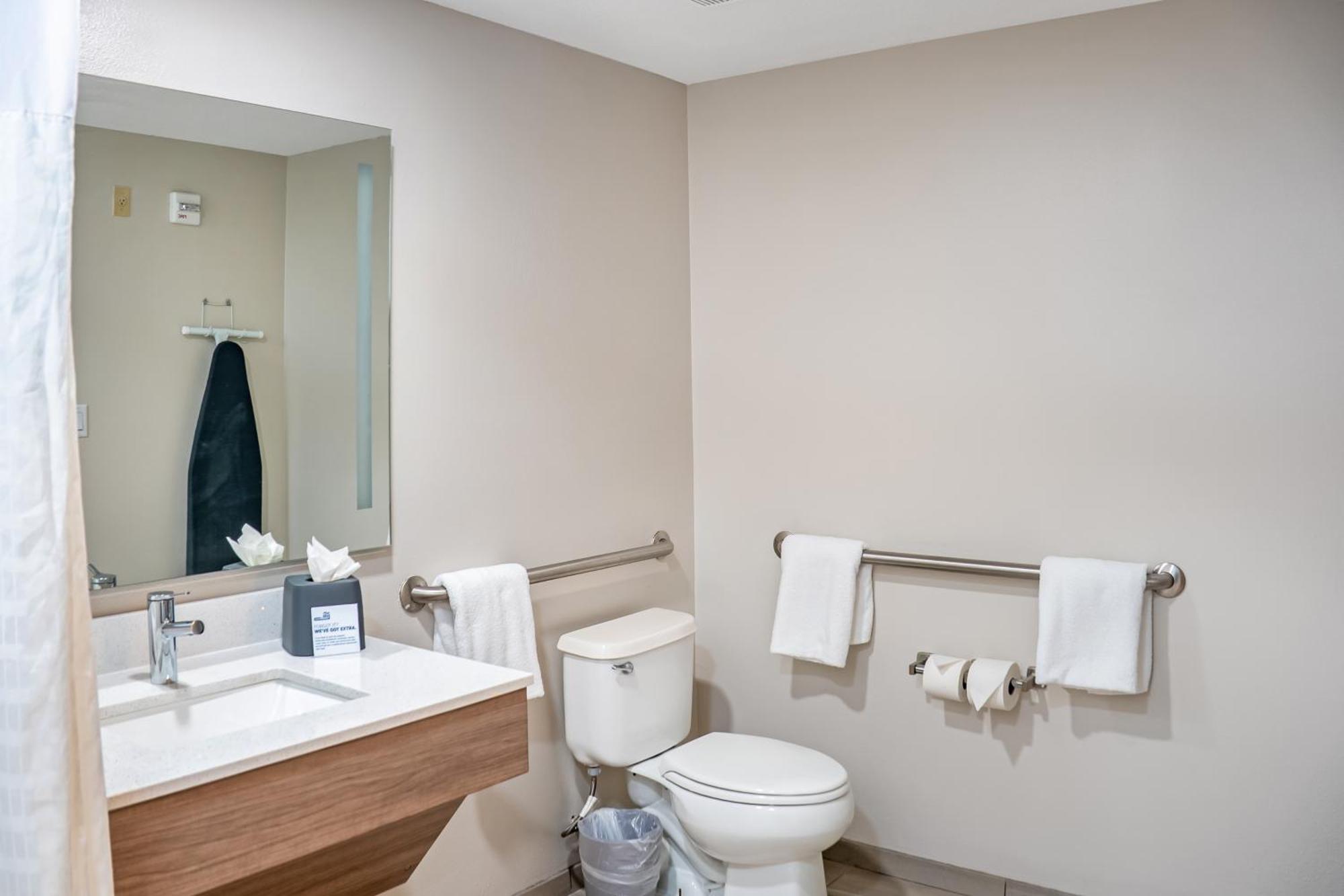 King Room - Hearing Accessible - Roll-in Shower