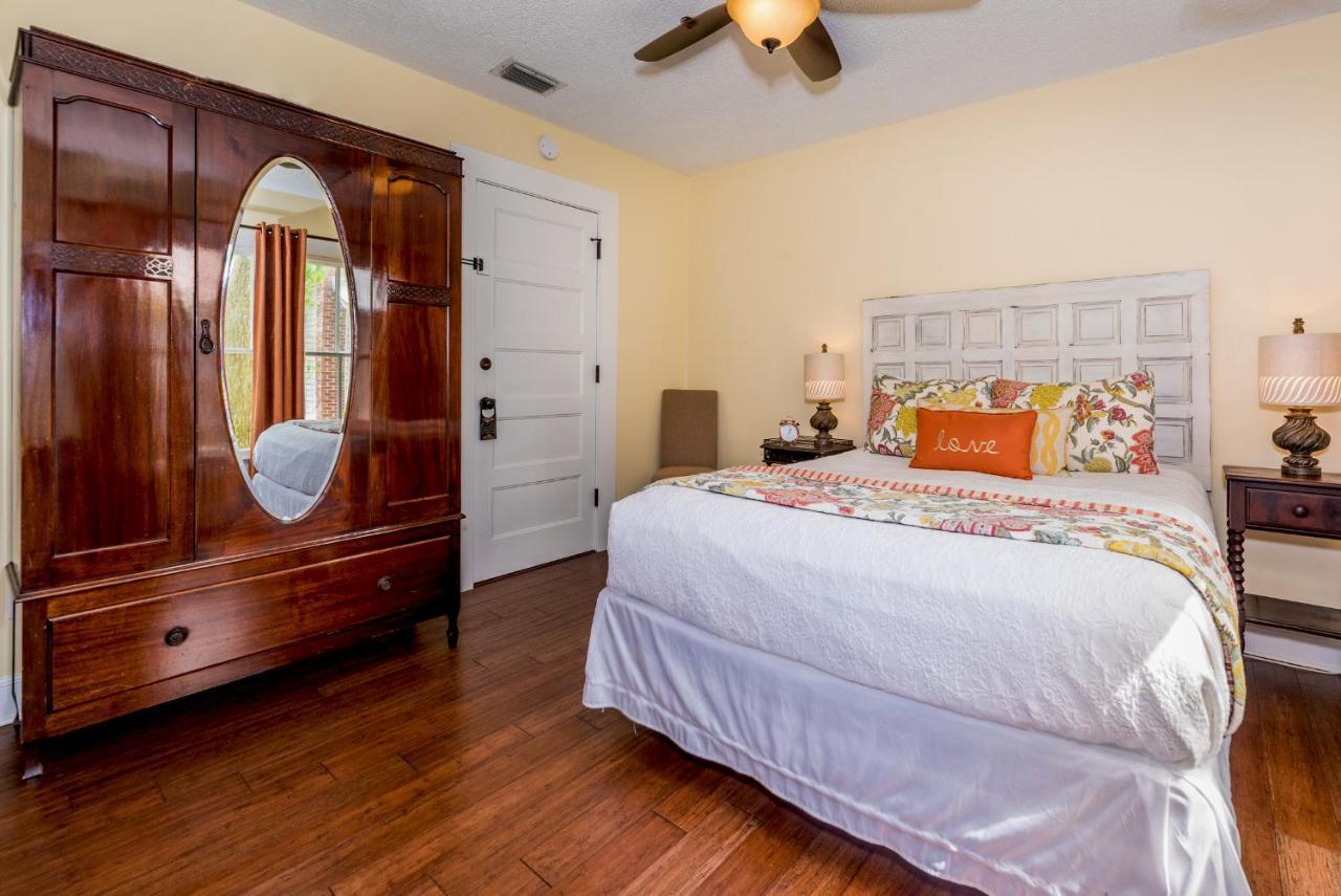 Standard Queen Room