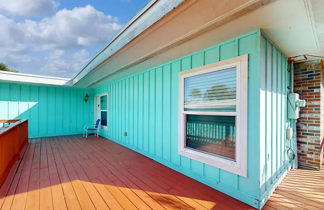 Bright Home With Spacious Deck, Beach Access, Central Ac & Wifi-1