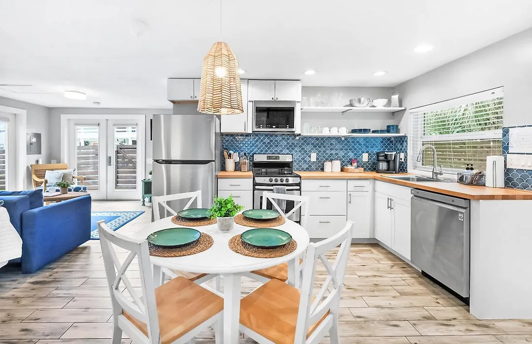 Coral Cottage, Stylish Studio Suite On Canal, Walkable To Beach, Private Parking-1