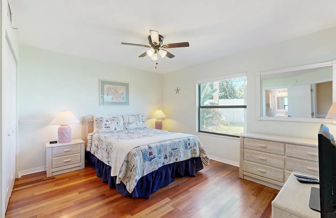 Waterfront Condo With Community Pools & Hot Tub - Walk To The Beach-1