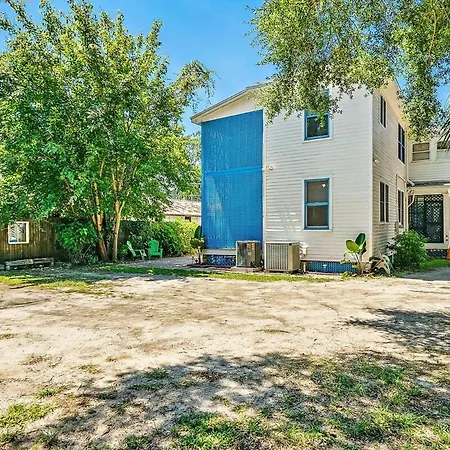 Charming Downtown Carriage Apartment-3