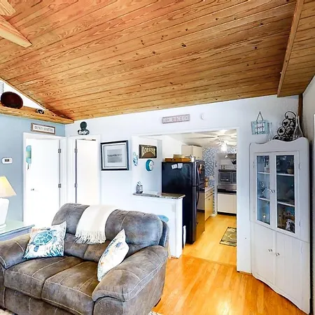 Crescent Beach Cottage-2