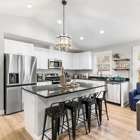 Brand New Bungalow With King Bed Suites In St Aug-3