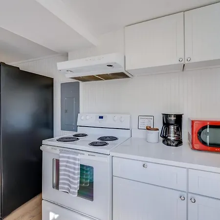 Updated Early 1900S 2Br Cottage Walking Distance To Downtown With Onsite Parking-2
