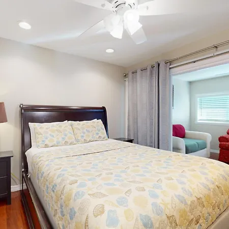 Bright Home With Spacious Deck, Beach Access, Central Ac & Wifi-3