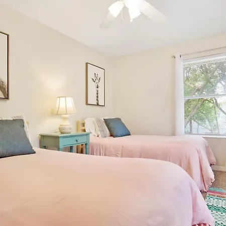 1 Block From St Aug Beach And A Street, Boho Apt With Tropical Vibes, Patio, 3 Parking Spots-3