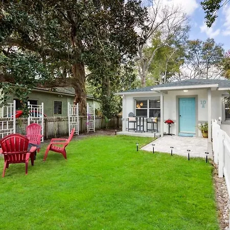 Uptown Gem The Castaway Cottage, Dog Friendly!-2