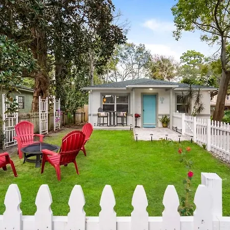 Uptown Gem The Castaway Cottage, Dog Friendly!-3