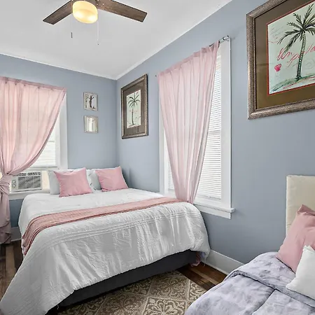 Casa Bella- Chic, Retro Apt- Steps To Historic District!-3