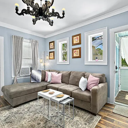 Casa Bella- Chic, Retro Apt- Steps To Historic District!-2