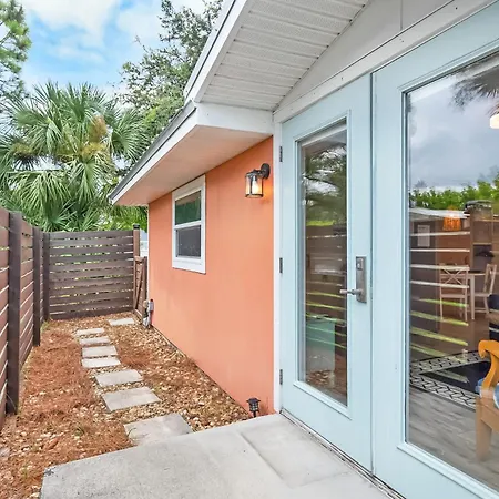 Coral Cottage, Stylish Studio Suite On Canal, Walkable To Beach, Private Parking-3
